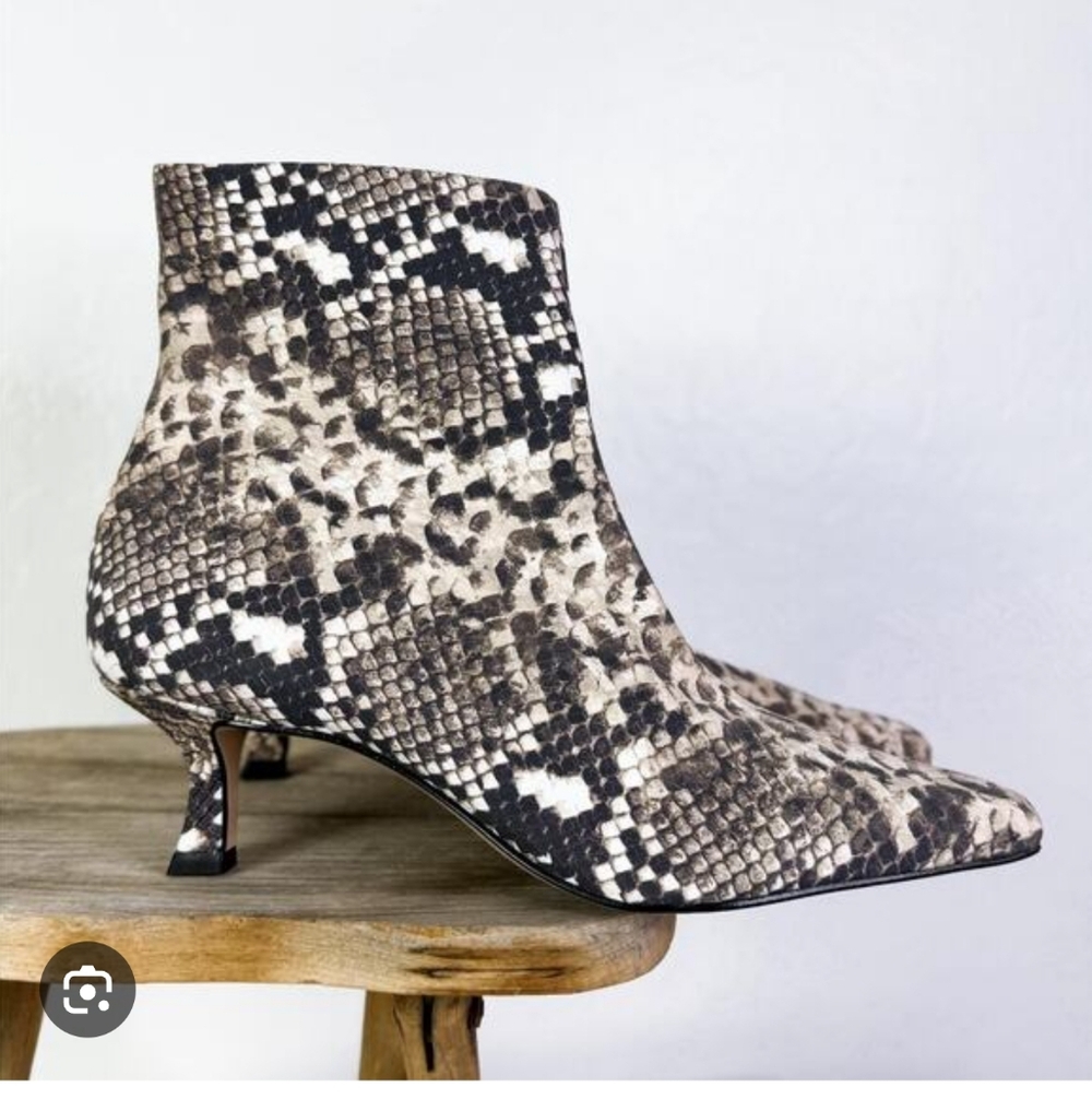Gianni Bini NWT snake Print Booties Size 6.5